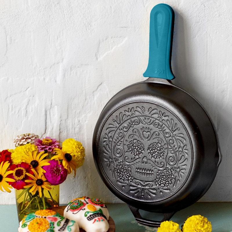 Cast Iron Sugar Skull Skillet With Holder | Lodge Cast Iron